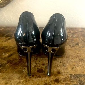 Adorable and cute authentic Tory Burch heel